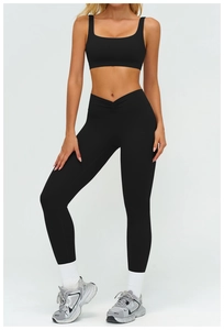 Vista frontale del set yoga nero con reggiseno sportivo a U e leggings a vita a V
