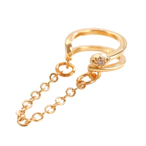 Λεπτομέρεια από χρυσό σκουλαρίκι ear cuff με διπλή αλυσίδα, σχέδιο μάτι και ζιργκόν