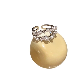 Anello aperto a doppio strato con perle irregolari in argento e piccoli zirconi lucenti