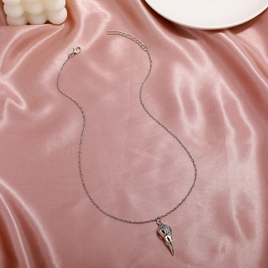Collana con ciondolo a teschio di corvo punk gotico con incisioni su raso rosa
