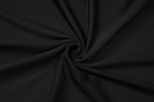 Gros plan du tissu noir en polyester extensible montrant la texture et les plis drapés