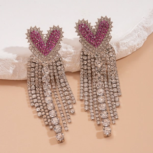 Boucles d'oreilles cœur à pompon avec strass roses et franges argentées sur pierre