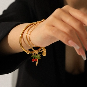 Set di bracciali in acciaio placcato oro 18k con ciondoli a ciliegia, palma e ananas