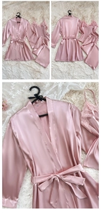 Détail d'un ensemble pyjama 4 pièces en satin rose avec dentelle et texture soyeuse