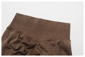Détail de la taille haute côtelée du legging de sport marron sans couture avec couture en V
