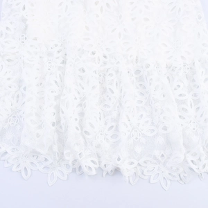 Elegante abito lungo in pizzo bianco con delicati motivi floreali traforati e ricami