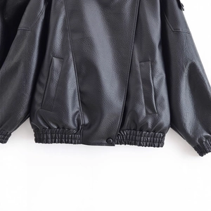 Veste en cuir noir grainé avec ourlet élastique et poches sur fond blanc épuré