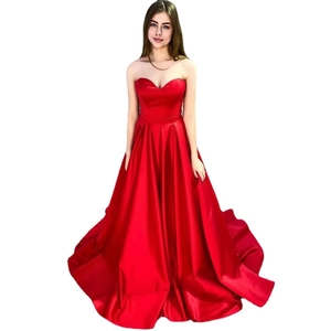 Robe de soirée élégante en satin rouge sans bretelles avec décolleté en cœur et jupe longue