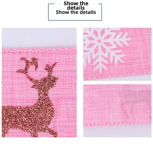 Primer plano de cinta navideña rosa con motivos de reno brillante y copos de nieve