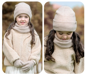 Detalle del conjunto de invierno de punto beige para niños con gorro, bufanda y guantes
