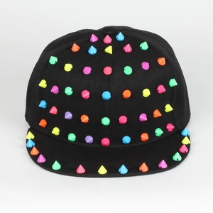 Detailansicht der bunten Punk-Nieten auf der schwarzen Hip-Hop Snapback Cap