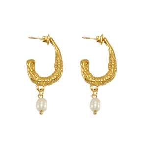 Détail de boucles d'oreilles en U dorées avec texture en relief et perles en larmes
