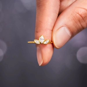 Elegant s925 silver gold-plated clover ring featuring three marquise-cut zircons on a finger