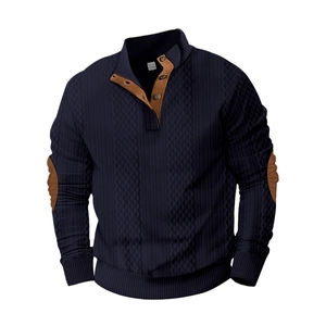 Dunkelblauer Strickpullover mit Knopfkragen und braunen Ellbogen-Patches aus Leder