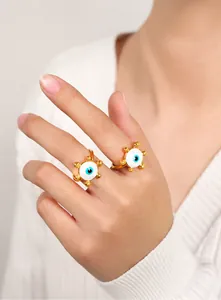 Detail der goldenen Evil Eye Ringe mit blauem Emaille Inlay am Modell im minimalistischen Stil