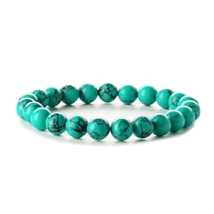 Natürliches 8mm Türkis-Perlenarmband mit schwarzen Adern auf weißem Hintergrund