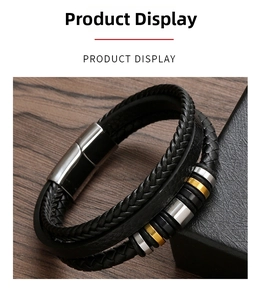 Detailansicht eines mehrlagigen Lederarmbands mit dreifarbigen Metallringen und Magnetverschluss