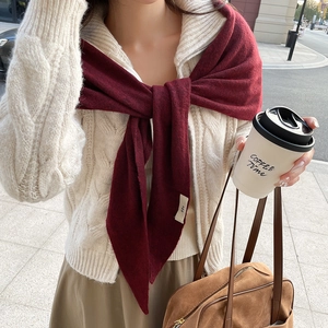 Dunkelroter Strick-Dreiecksschal über weißem Cardigan für einen herbstlichen Look