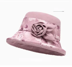 Dettaglio cappello a secchiello lilla con motivi floreali e rosa in tessuto