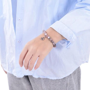 Bracelet en perles de pierre zèbre rose avec pendentif cœur et projection 100 langues