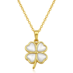 Vue détaillée du pendentif trèfle doré avec inserts en nacre blanche sur chaîne