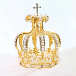 Détail macro d'une couronne de mariée dorée avec perles blanches et strass étincelants