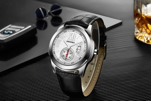 Klassische Herrenuhr aus Silber mit römischen Ziffern und schwarzem Lederarmband im Detail