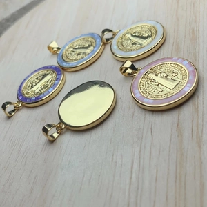 Ovale St. Benedikt Medaille Anhänger mit buntem Perlmutt Rand und Gold Schmuck