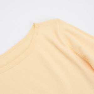 Detalle de cerca del cuello redondo y las costuras de este vestido de punto fino