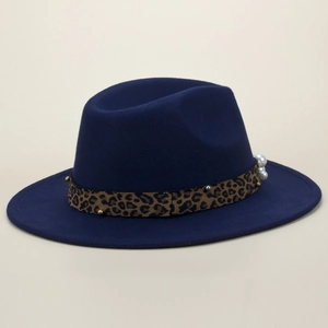 Détail du chapeau fedora en laine bleu marine avec ruban léopard, clous dorés et perles