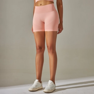 Dettaglio ravvicinato dei pantaloncini yoga rosa senza cuciture a vita alta push-up