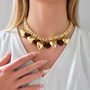 Collana a catena dorata spessa in stile hip-hop con pendenti a forma di cuore