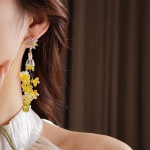Boucles d'oreilles fleuries à pampilles avec cristaux jaunes et tiges en argent
