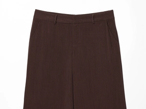 Détail de pantalon marron foncé à fines rayures avec passants de ceinture et tissu texturé