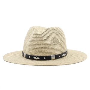 Chapeau de plage en paille fedora avec bande en cuir cloutée noire et texture tissée pour l'été