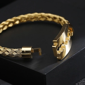Herrenarmband aus 18k vergoldetem Edelstahl mit gewebtem Draht und Klingenverschluss