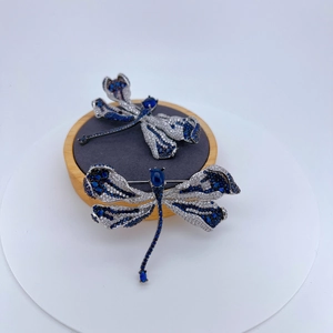 Exquisite Libellen-Broschen mit tiefblauen Edelsteinen und Zirkonia-Inlay veredelt