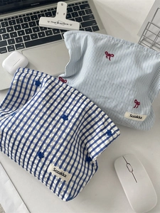 Trousse à cosmétiques en coton bleu à carreaux et rayures avec broderie florale