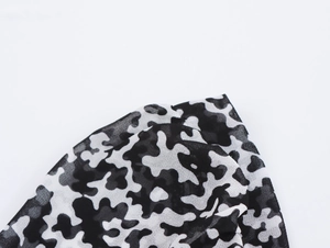 Dettaglio ravvicinato della trama floreale e del leggero tessuto in chiffon bianco e nero