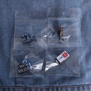 Detailset mit 4 Wissenschafts-Emaille-Pins inklusive Chemie- und Mathe-Designs auf Denim