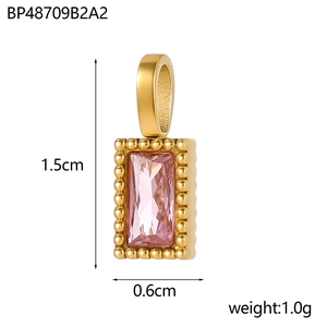 Détail du pendentif en zircon rose avec bordure dorée montrant la dimension de 1,5 cm de hauteur
