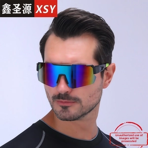 Modelo masculino con gafas de ciclismo deportivas con lentes de espejo coloridas y montura negra