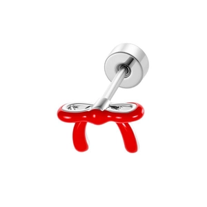 Minimalistischer silberner Piercing-Ohrring mit roter Emaille-Schleife auf Weiß