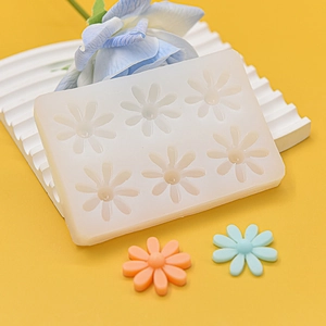 6-cavity daisy silicone mold for DIY flower soap, candles and chocolate decorations