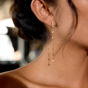 Eleganti orecchini pendenti in acciaio placcato oro 18K con scintillanti zirconi