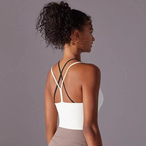 Vue détaillée du soutien-gorge de sport blanc avec bretelles croisées et texture en nylon brossé