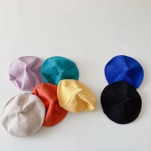 Présentation à plat de bérets tricotés pour tout-petits en sept couleurs unies et vives