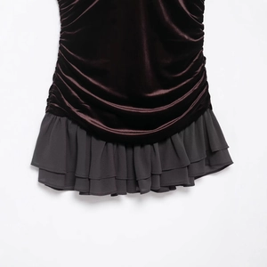Abito corto in velluto marrone con bordo in chiffon grigio e balze a strati