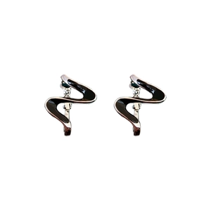 Orecchini a lobo moderni a forma di S in argento e smalto nero con design curvo