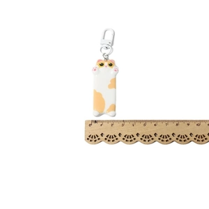Cute white and orange spotted cat keychain with ruler measurement showing 5cm height